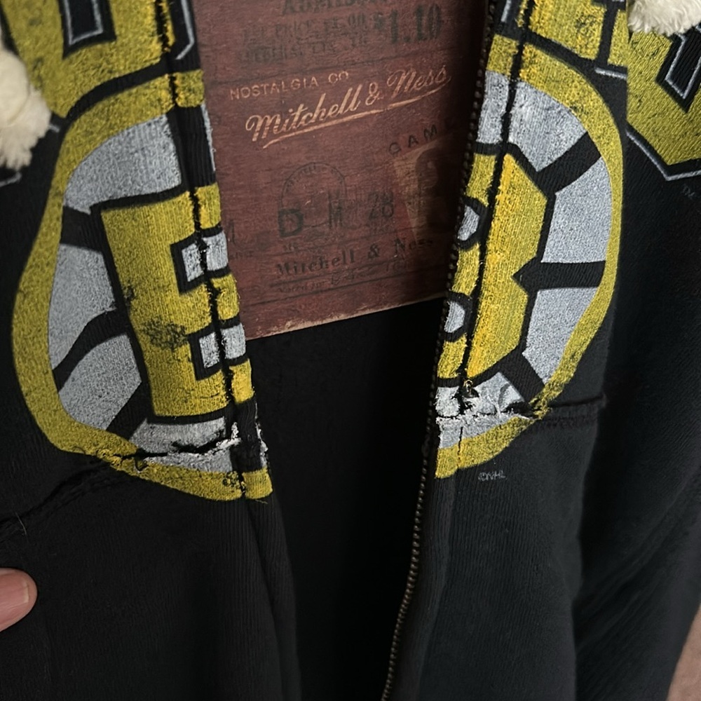 NWT Mitchell & Ness women’s NHL Boston Bruins Hoodie Distressed look Size Small - Picture 8 of 11
